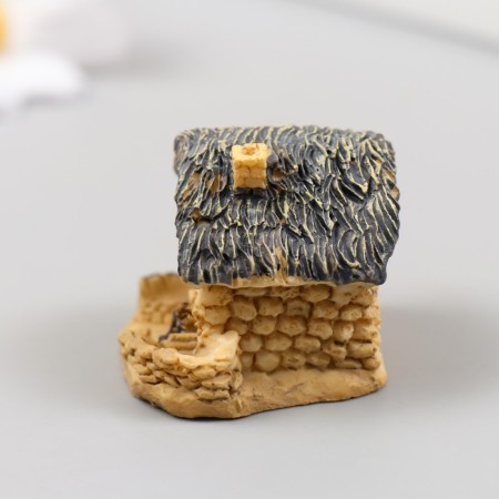 Figure for Florarium Polystone "House with a straw roof" mix 4x3.2x3.2 cm-4