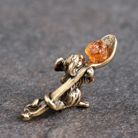 A purse souvenir "mouse with a spoon", with natural amber-1