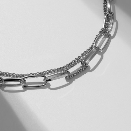 The molestrous “chain” is elongated, the color of silver-1
