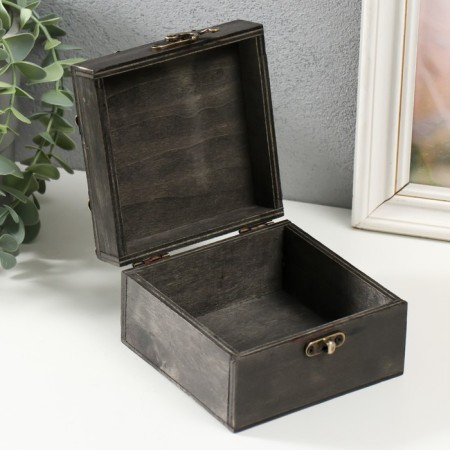Casket wood "with corners and rivets. Duke" 11.3x11.5x6.8 cm-2