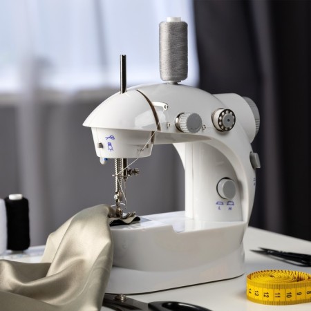 Sewing machine Luazon LSH-02, 5 W, compact, 4XAA or 220 V, white