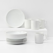 A set of porcelain dishes 