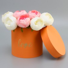 The box is round, with an embossing 