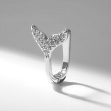 Piercing in the ear (Helix) “tail” of the whale, the color is white in gold