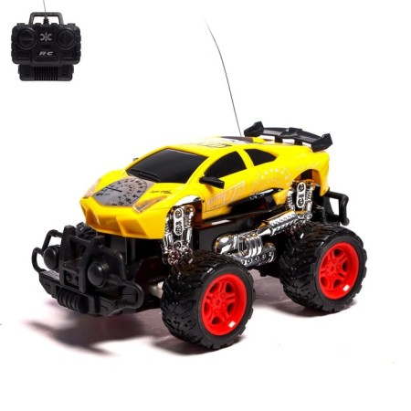 The radio -controlled jeep "Supergracker" works on the battery, the color is yellow