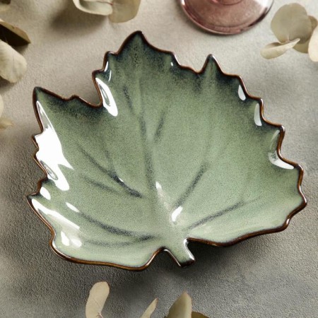 Ceramic serving dish "Leaf", 21 × 20 cm