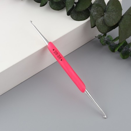 Knitting hook, bilateral, with silicone handle, d = 2/3 mm, 13.5 cm, pink color