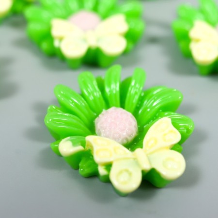 Decor for creativity plastic "Chamomile and butterfly" Green 3.1x2.8 cm