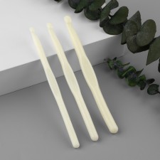 A set of hooks for knitting, d = 7/8/9 mm, 14 cm, 3 pcs, white color