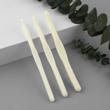 A set of hooks for knitting, d = 7/8/9 mm, 14 cm, 3 pcs, white color