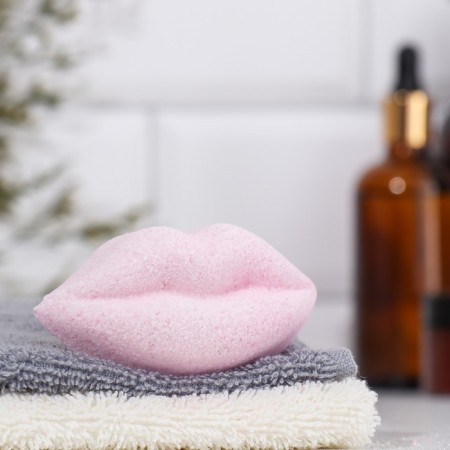 The bathtub "lips" with a peach aroma, pink
