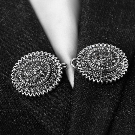 Cardigan clamp "Oval" in the frame, the color is gray in black silver-3
