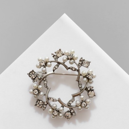 Brooch "Flowers" in a wreath, the color is white in matte silver