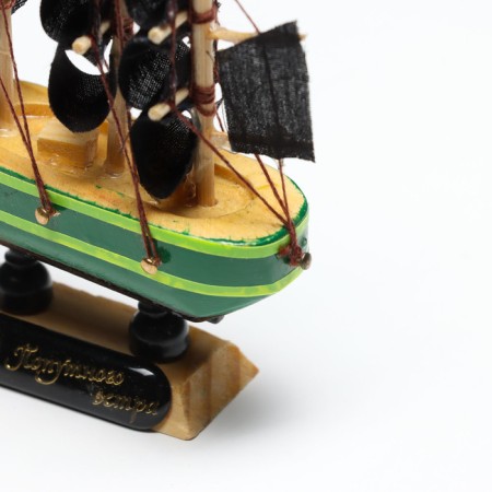 Duncan ship, 10x3x10 cm, green hull, black sails-3
