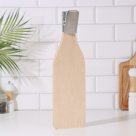 Pisneum cutting board with a clip