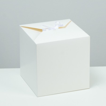 The box is folding, white, 21 x 21 x 21 cm