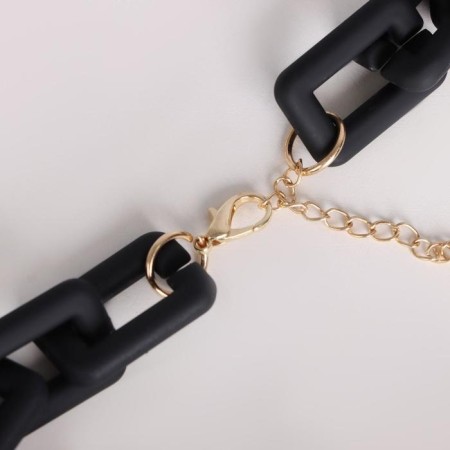 The necklace "chain" is right angles, the color is black, 48cm-1