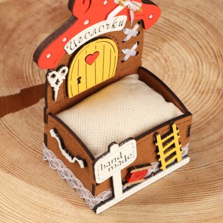 Needle "house" 7.5x5x12.5, oak, red, tree-4