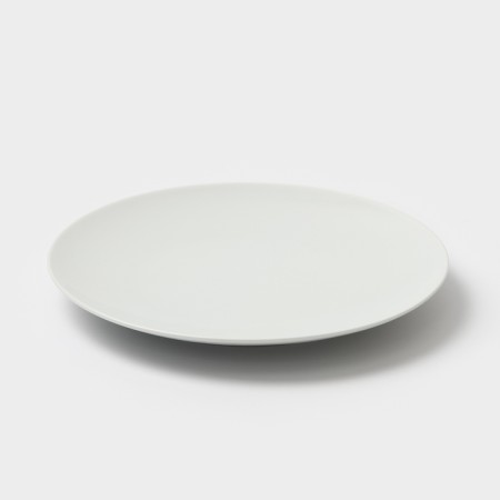 A set of porcelain dishes “Classic”, 24 objects: plates d = 17.5 / d = 20, 0.7l / d = 20 mug 300-2
