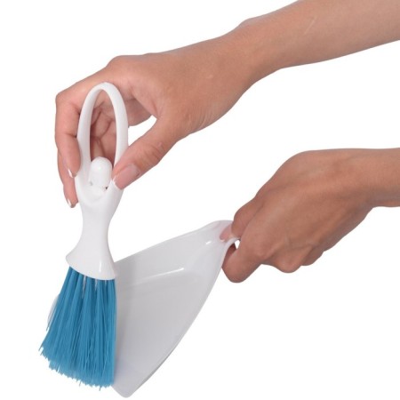Brush with a scoop-3