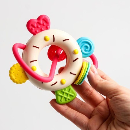 The rattle "Sweets: Donut", with elastic elements, color mix, crush me-12