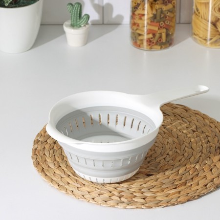 A folding colander with a flex handle, 1.3 l, 35.5 × 19 × 10.7 cm, smoky color