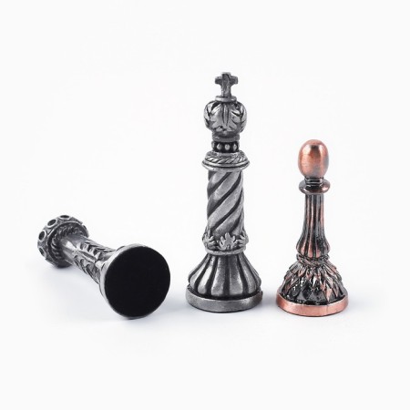 Chess figures are souvenir, h king-8 cm, pawns-5.6 cm, d-2 cm-2