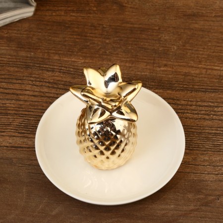 Souvenir ceramics stand for the rings "pineapp" gold 7x10x10 cm-2