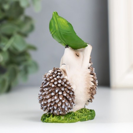 Souvenir Polystone "Hedgehog with a hedgehog under the leaf" "7.8x5.3x3.4 cm-1