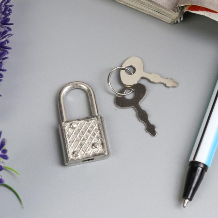 A hinged metal lock for caskets with a key of 3.3x1.9 cm-1