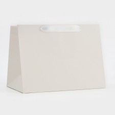Gift package with a wide bottom of 25 x 19 x 18 cm, white