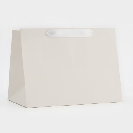 Gift package with a wide bottom of 25 x 19 x 18 cm, white