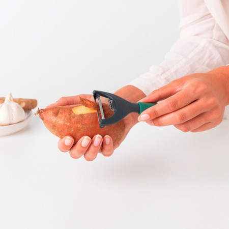 Vegetable cleaning with a knife for zesta Brabantia Tasty+-4