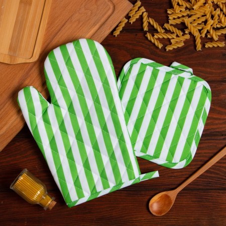The kitchen set is green color, a severity 17x17 cm, mittens 26x16 cm, 100% p/e