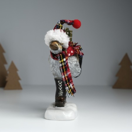 Polystone souvenir "Goose in a cap, knitted scarf, on mini-covers, with gifts" 6.5x19.5x17 cm 10325-1