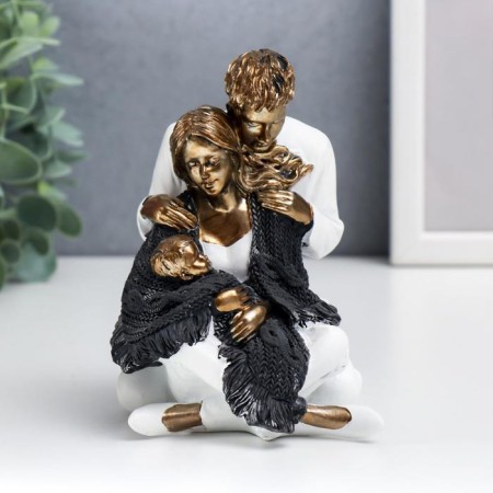Souvenir Polystone "Dad, mom and child in white clothes, covered with scarf" 12.5x9x13.5 cm