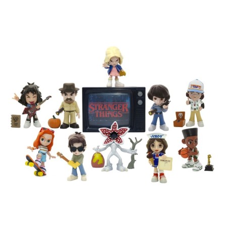 A set-surge with the figure “Very strange things”, with accessories, 7 cm, mix
