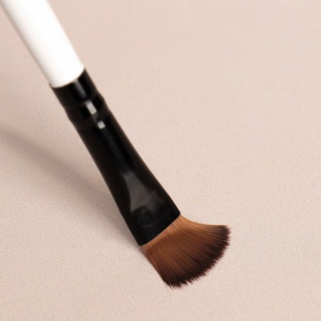A set of makeup brushes, 3 objects, white/black color-5