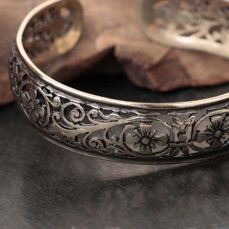 Carved "hops" bracelet, medium, brass-1