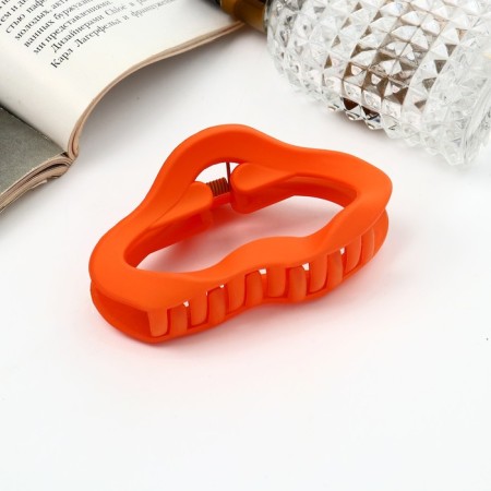 Hair crab "Leon" oval of matte geometry, 8.5 cm, mix