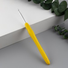 Knitting hook, with silicone handle, d = 3.5 mm, 14 cm, yellow color