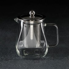 Glass teapot with a metallic sieve 