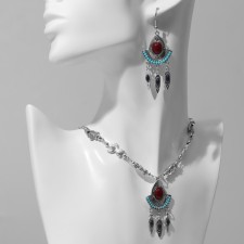 Set 2 items: earrings, necklace 