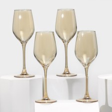 A set of glass glasses for the wine 
