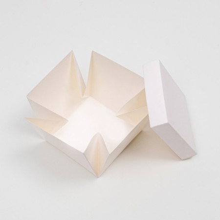 The box is folding, white, 10 x 10 x 10 cm-1