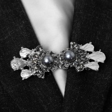 Baroque cardigan clamp for the cardigan, gray color in silver