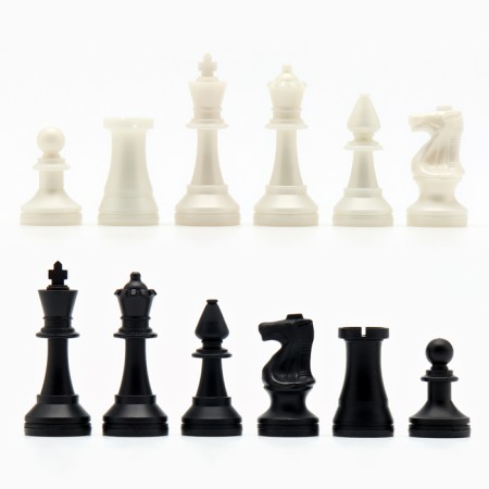 The chess figures are everyday, plastic, King H-7.2 cm, pawn 4 cm-4