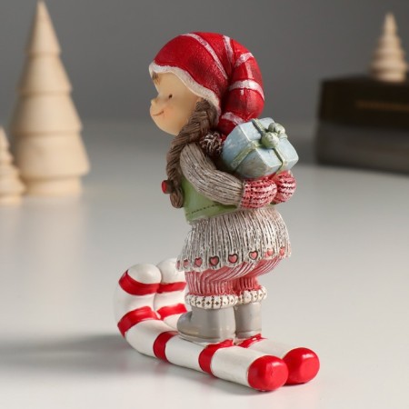 Polystone souvenir "Girl in a cap, with a gift for skiing" 12x5x9 cm-1