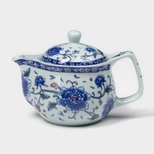 Keramic teapot with a metallic sieve 