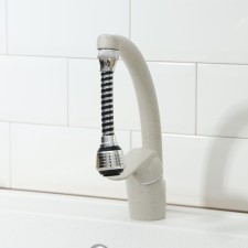 The rotary nozzle on the tap of the flex Fix, d = 1.5 cm, with a variable angle of inclination and the intensity of the jet, with the net